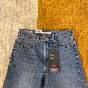 Levi Wedgie Fit Ankle Jeans